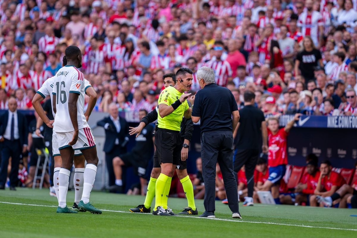 Controversial foul incident involving Atletico and Real Madrid players during the derby