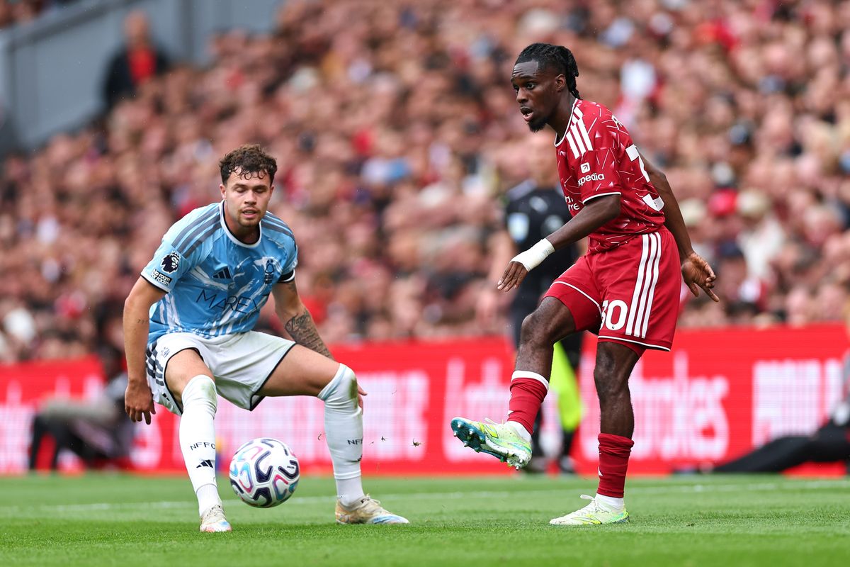Neco Williams controls the ball for Nottingham Forest